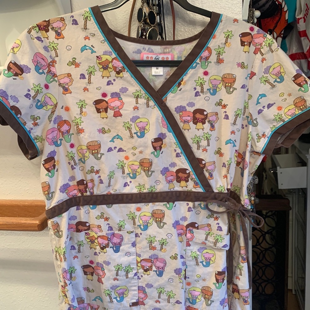 Women’s Koi scrub top Medical size medium